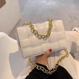 Անսահման սիրուն և նորավոճ